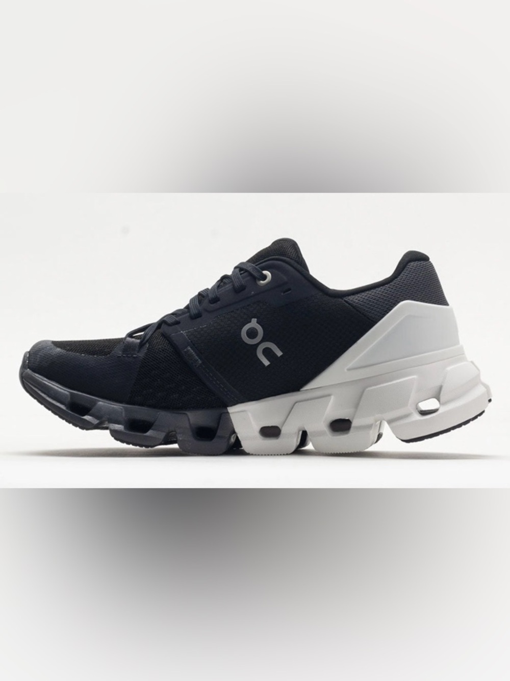 On Cloudflyer 4 Women’s Black/White 11W - Picture 7 of 16